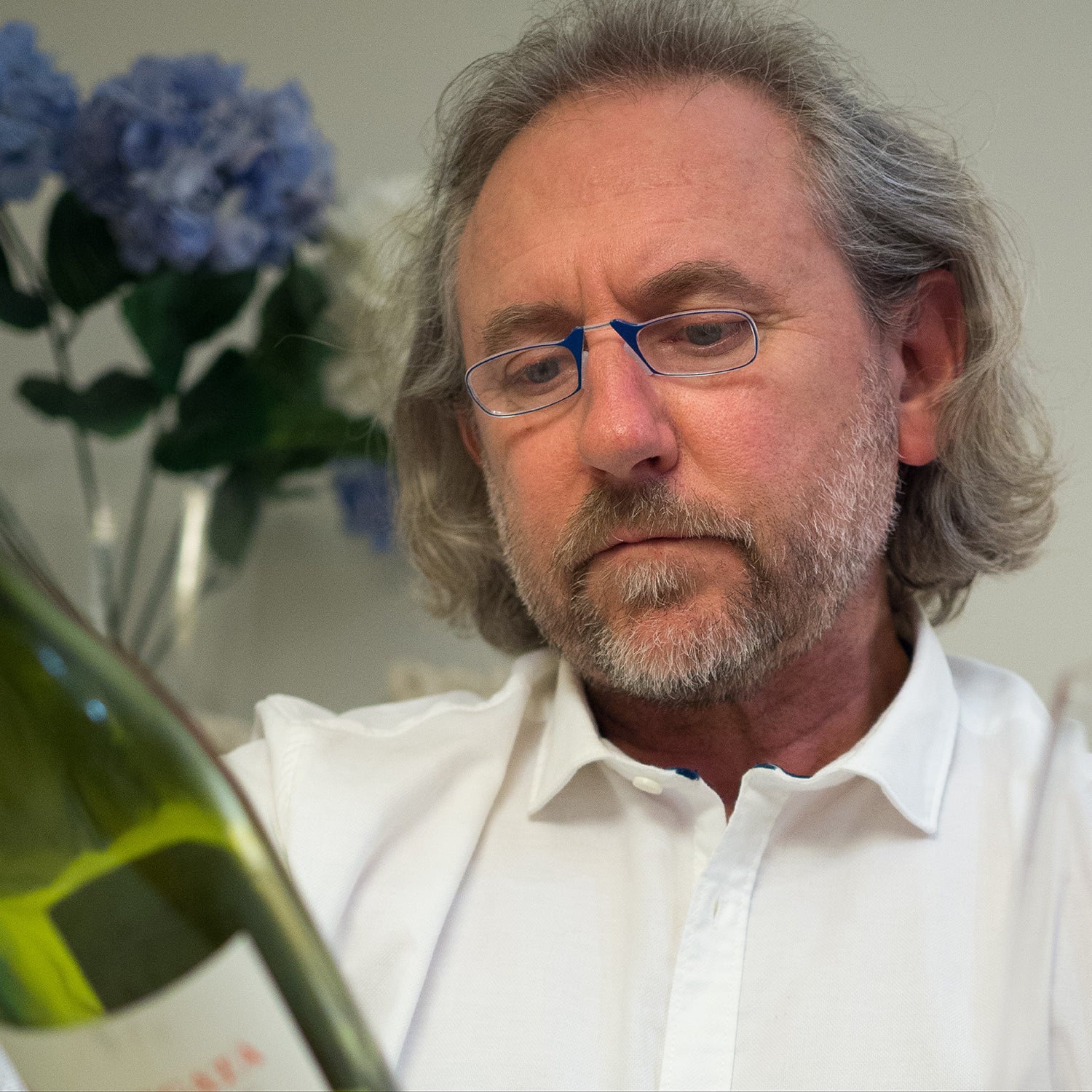 Señor con unas Moma mirando una etiqueta